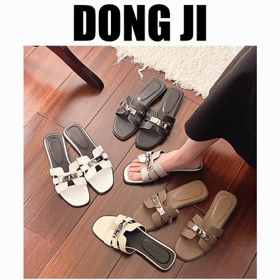 Silver Small Lock Flat Shoes 2025 New Open-toe Slippers Holiday Fashion Wear French Sandals