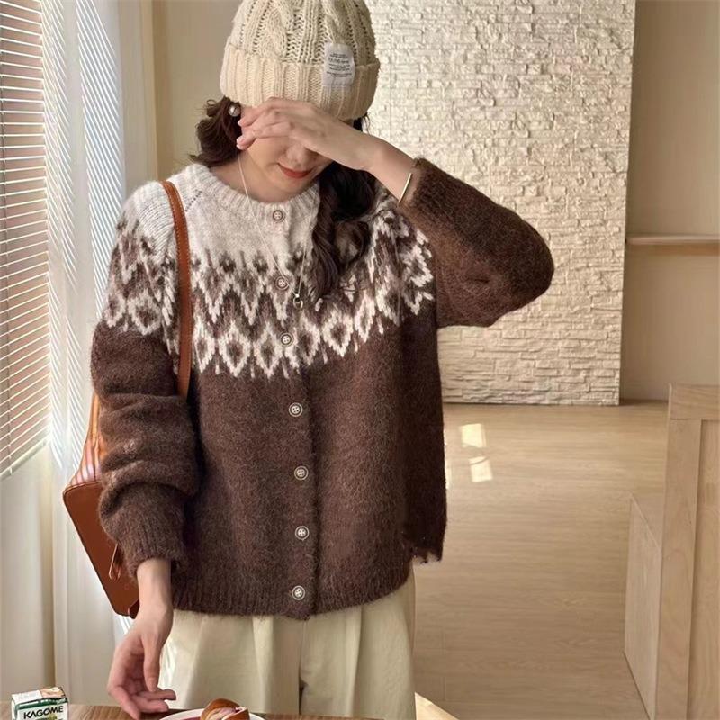 A New Retro Color-blocking Jacquard Sweater Jacket for Women, A Laid-back, Loose and Soft Knitted Cardigan for Autumn and Winter