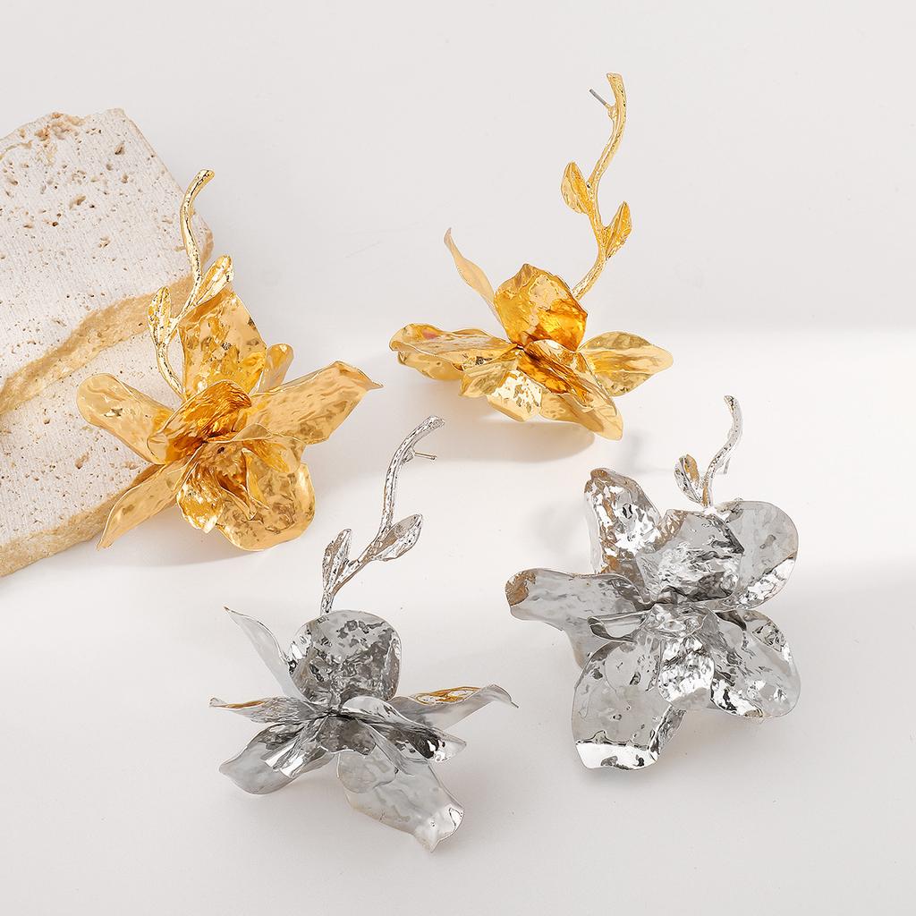 Women New Vintage Earrings Creative Metal Floral Earrings Leaf Design High Grade Elegant Fashion Ear Jewelry Accessories