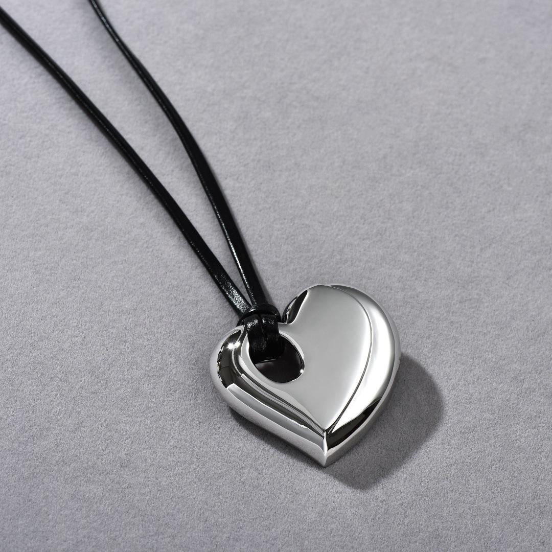 

Multipurpose Brooch Necklace, High-End Women S Love, Leather Rope Chain, Light Luxury And Versatile, Niche Design Sweater Chain Women