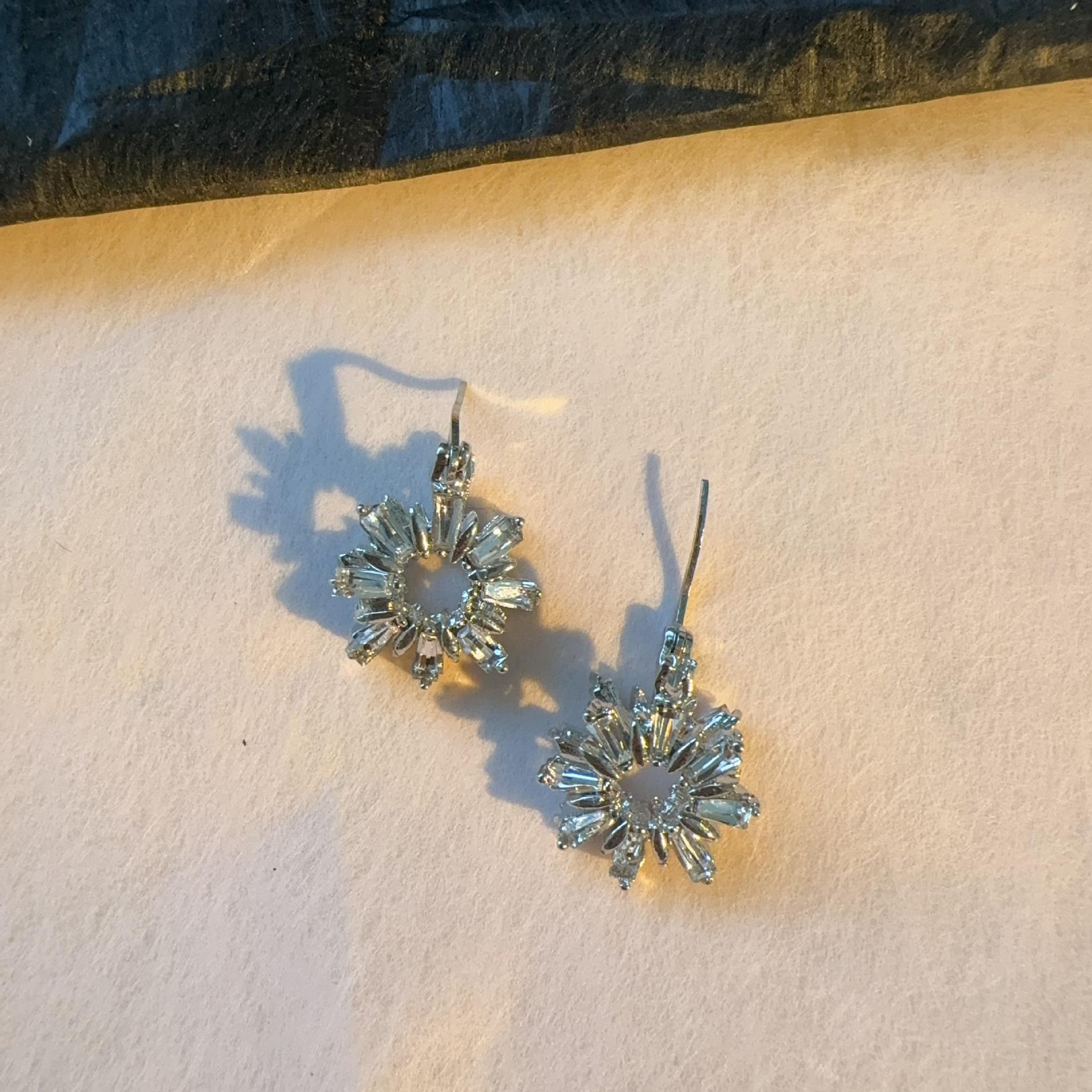 Elegant and High-end Sense of Brilliant Zircon Ice Flower Six-pointed Star Stud Earrings