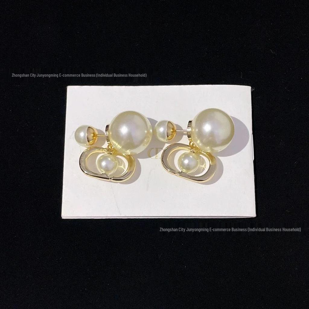 Elegante minimalistische Ohrstecker aus 925er Silber mit Perlen und D-Buchstaben-Design