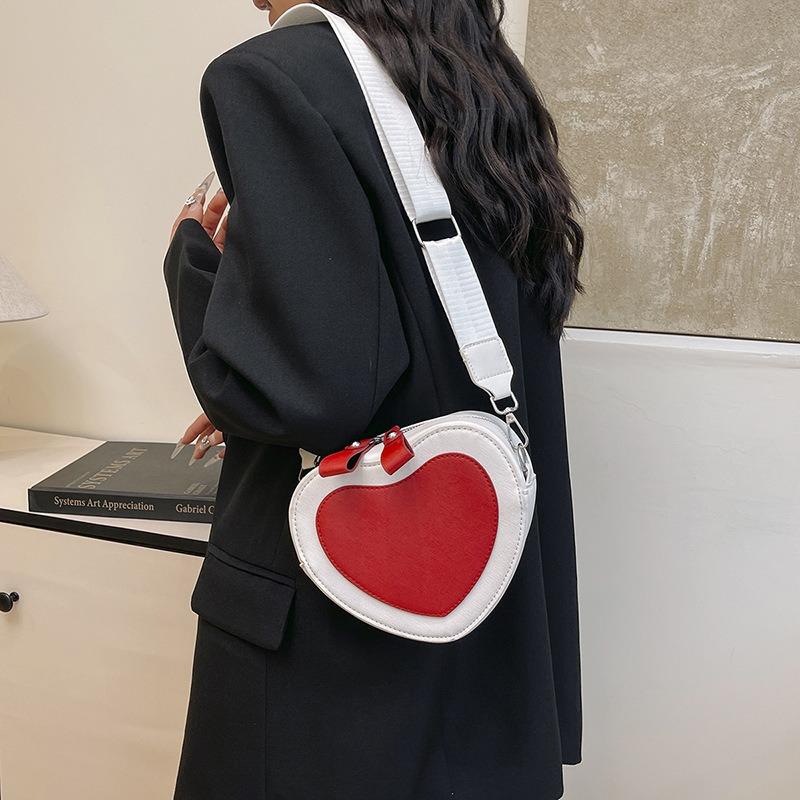 Autumn and winter high-end commuting niche mobile phone crossbody small bag women's new fashion contrasting color heart bag