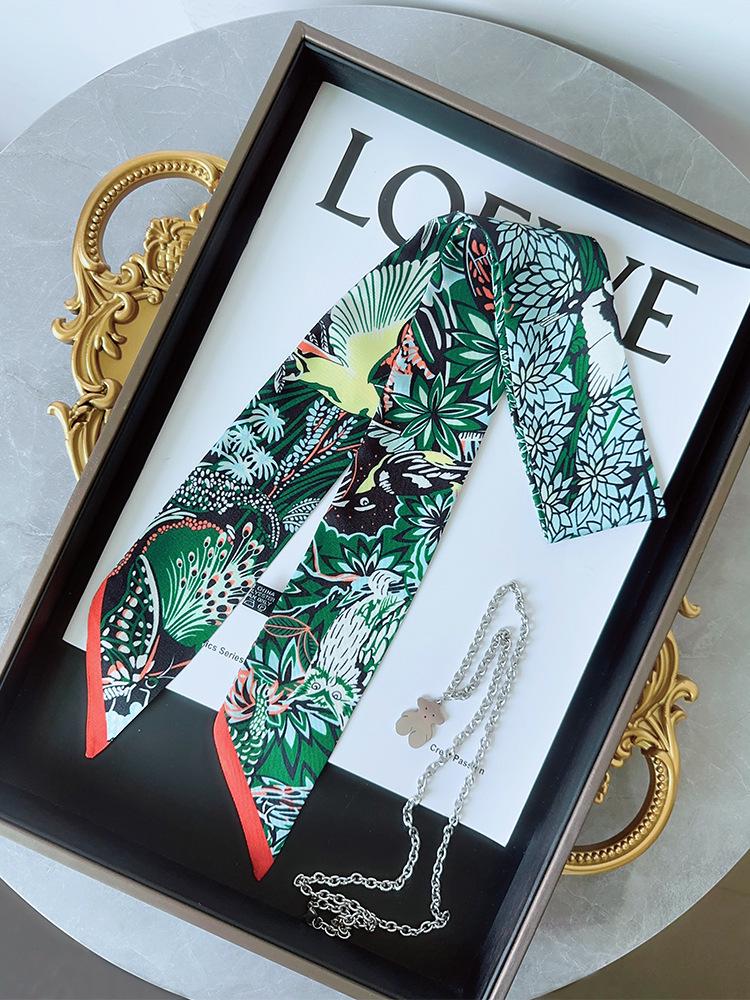 Ozdoba uchwytu torebki w postaci wstążki