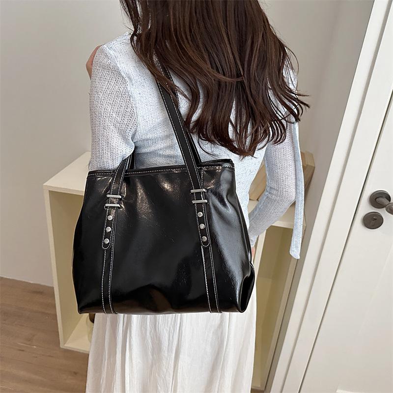 Retro Oil Wax Leather Large Capacity Tote Bag For Women Casual Shoulder Bag With Rivet Decoration For Daily Work Travel Use