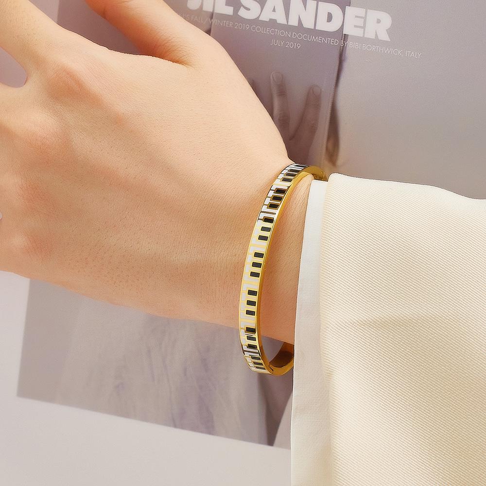 Fashionable Enamel Jewelry Jewelry Gift Bracelet Black and White Diamond Pattern Bracelet