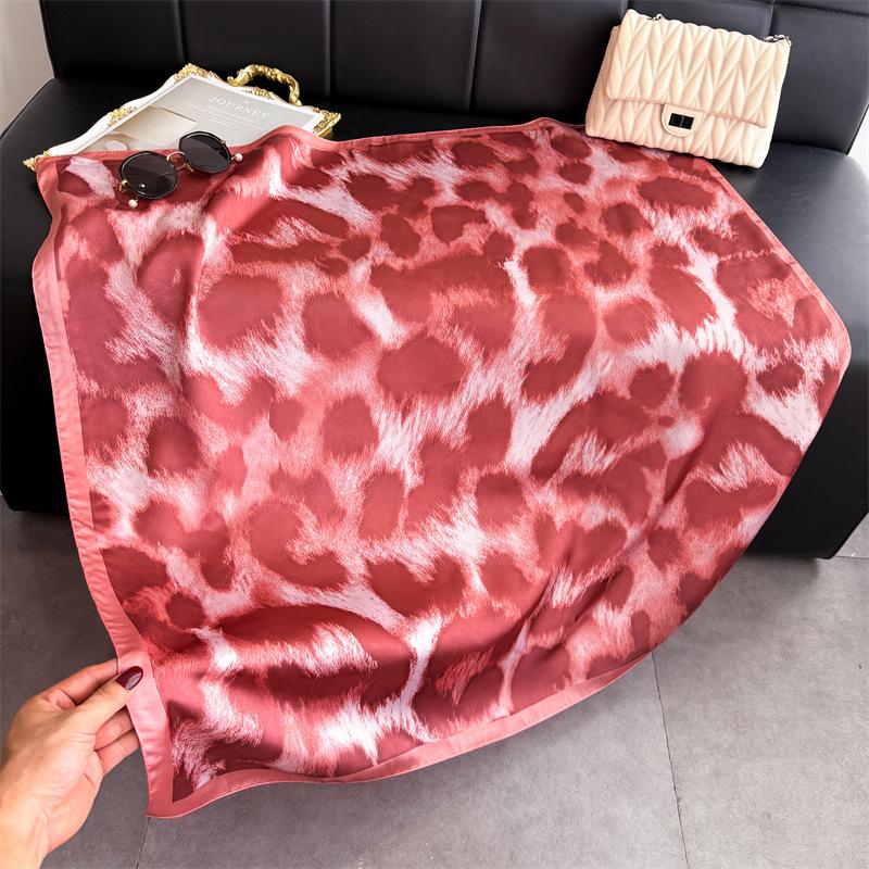 Contrasting color atmosphere, leopard print simulation silk, high-end large square scarf, silk scarf, printed shawl, scarf, sunscreen scarf,