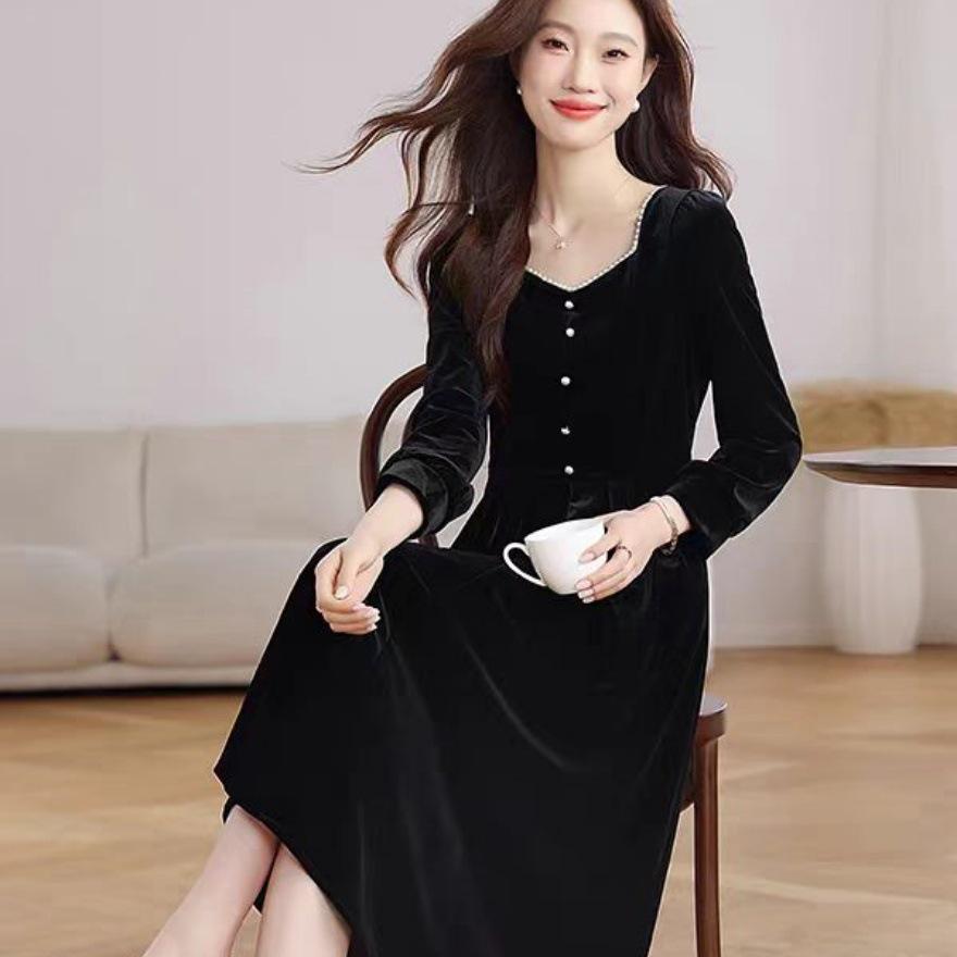 French Elegance Hepburn-Style Velvet Dress 2025: Autumn/Winter Waist-Cinching Slim Fit