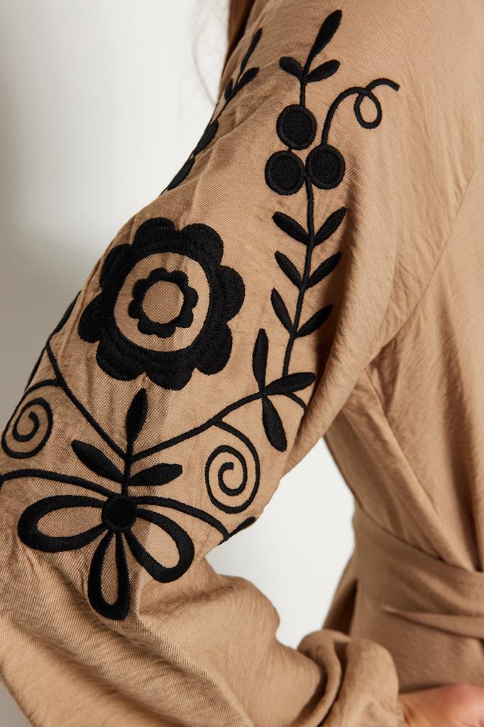 Damenmode Neues Hijab-Kleid Beige Gürtel Stickerei Detailliertes Weites Muster Webstoff Leinenoptik Kleid