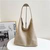 2025 autumn new retro casual commuter armpit bag women's premium sense bucket bag casual shoulder tote bag