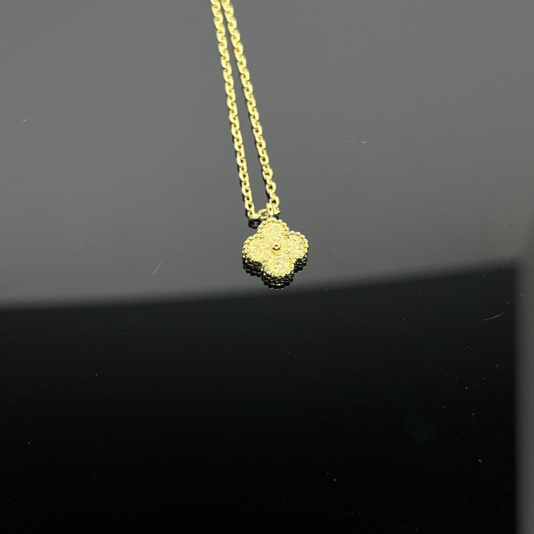 Lucky Four-leaf Clover Necklace - Chalcedony Agate Fashion High-end Luxury Pendant