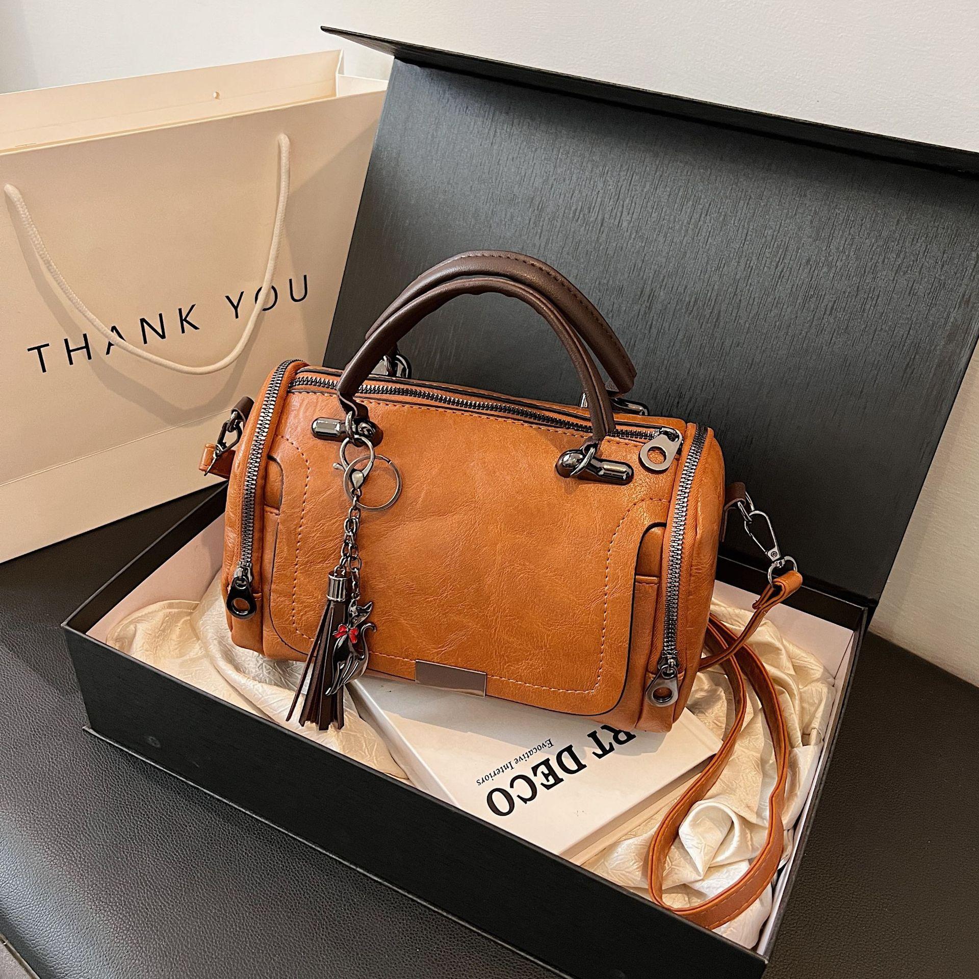 

Ladies high-end retro Boston bag, casual versatile shoulder bag, messenger bag with fringed portable pendant.