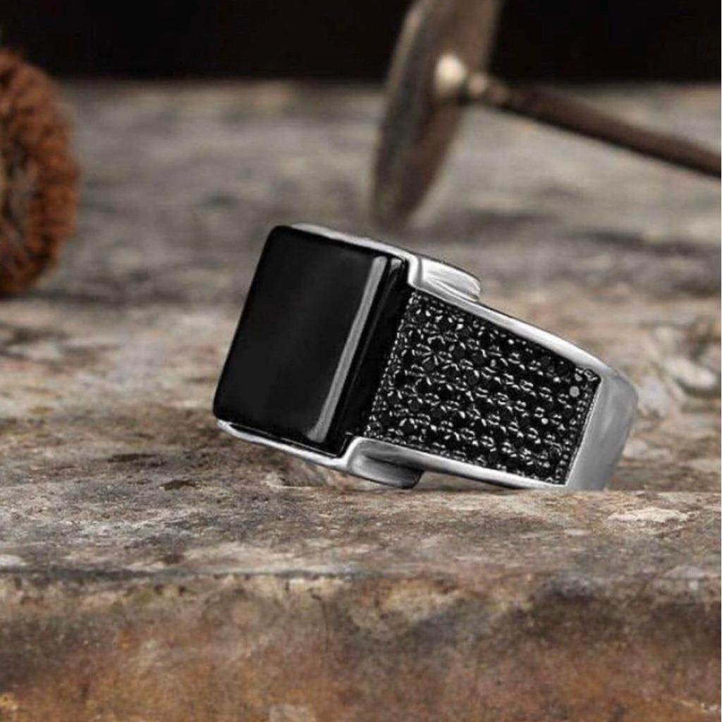 Hecheng Stylish European & American Exaggerated Men's Ring - Light Luxury Design