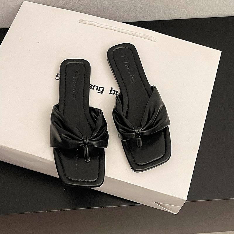 A New Style of Casual and Versatile Beach Shoes for Women Featuring Flat Flip-flops