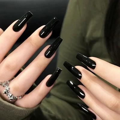 Elegante schwarze Ballettnägel: 30-teiliges Set in einfarbiger Ausführung für einen schicken, würzigen Stil.