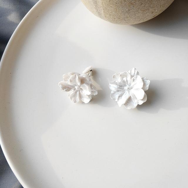 Koreanische Schlichte Muschel Kamelienrose Blume Ohrclips Ohrringe Kein Piercing Retro Kleine Gänseblümchenblume Clip-On Ohrringe Kein Gepierctes Ohr