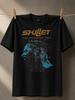 Skillet Unleashed Tour Logo Doré sur Silhouette Bleue Liste des Dates de Concert et Scène Sombre et Granuleuse T-shirt Unisexe