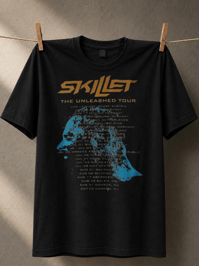 Skillet Unleashed Tour Logo Doré sur Silhouette Bleue Liste des Dates de Concert et Scène Sombre et Granuleuse T-shirt Unisexe