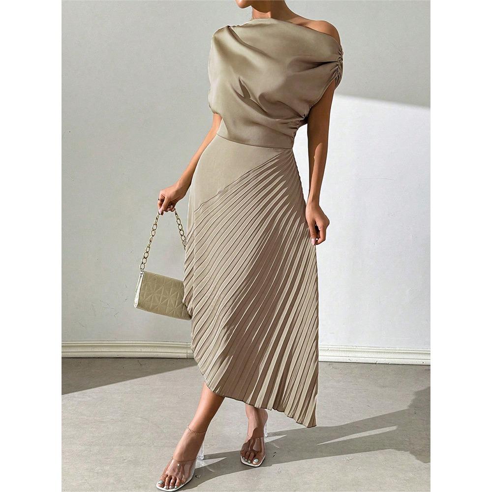 Sommar ny elegant sned axel en-ords krage plisserad höftomslutande design oregelbunden klänning dam
