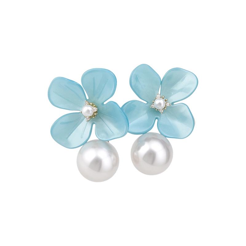 Silver Needle Pearl Resin Flower Stud Earrings: European-American Vacation Style, High-end Dopamine Niche Ear Jewelry for Women.