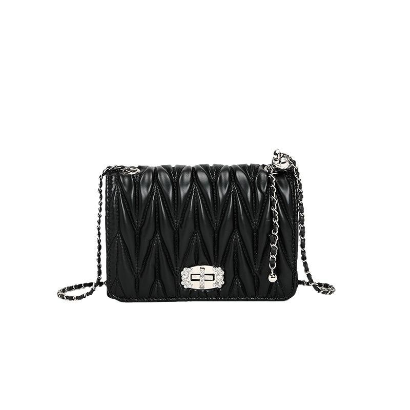 Luxusní dámská kabelka přes rameno s řemeslnou úpravou, malá čtvercová taška, módní trend, kovový řetízek s kuličkou, zdobená kabelka