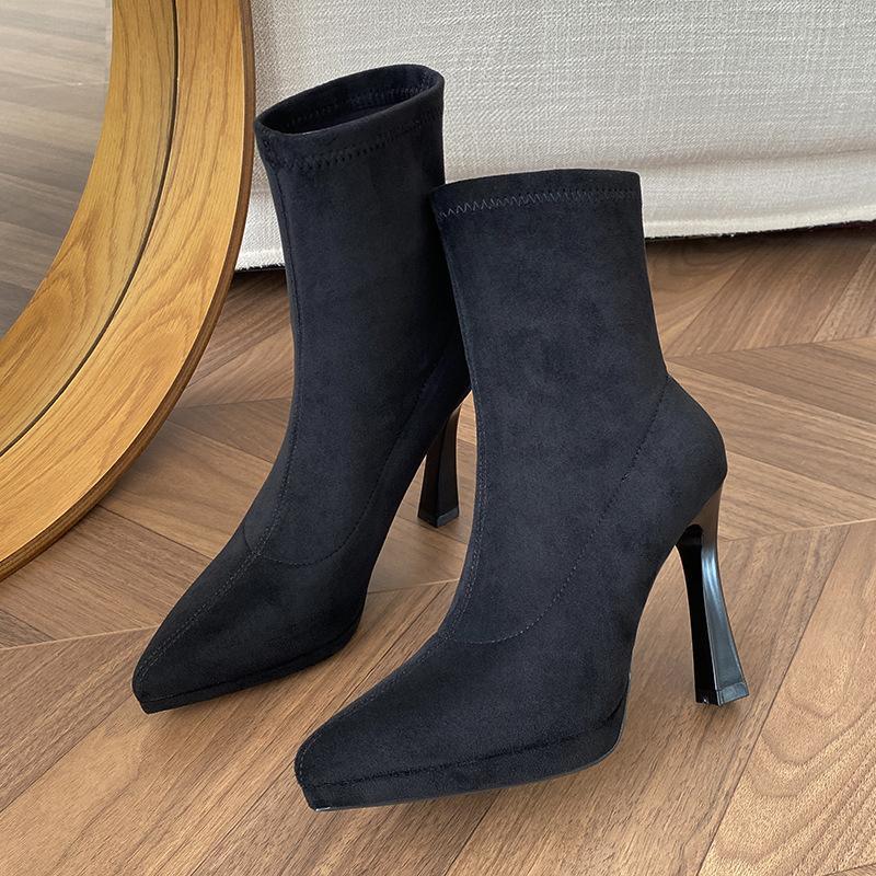 With high heels, thin boots, suede, daily height increase and thin season skirt, pointed toe and thin heel.