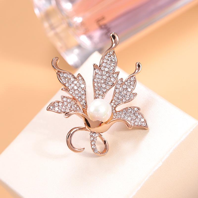 Elegant Maple Leaf and Pearl Brooch - Stylish Korean Winter Accessory and Gift Pin