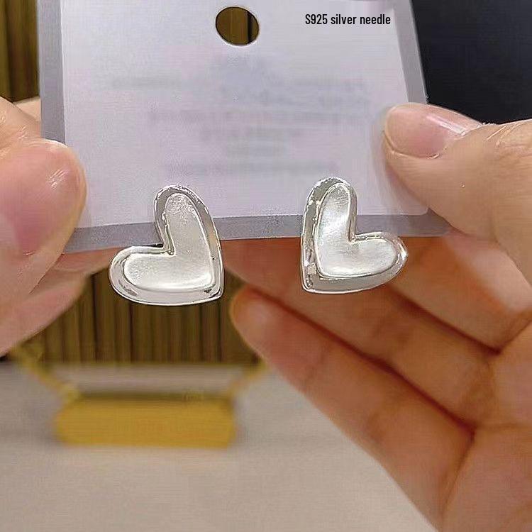 Niche Heart Stud Earrings: S925 Silver, Simple, Versatile, Girlish Design for Women.