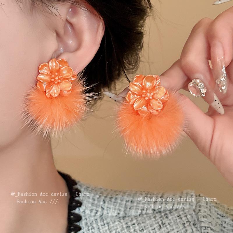 Silver Needle Autumn and Winter Flower Hairball Earrings Retro Premium Atmosphere Earrings Niche Fashion New Earrings Women