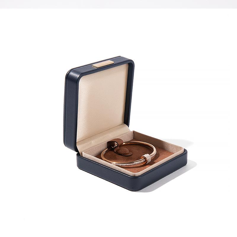 Högkvalitativ PU-läder Rundade Hörn Gyllene Spänne Smyckeskrin Ring Hänge Halsband Armband Förpackning Display Förvaringslåda
