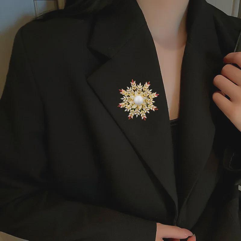 Luxurious South Korean Snowflake Brooch with Zircon Inlaid Diamonds – Elegant Corsage Pin for Suits and Coats.