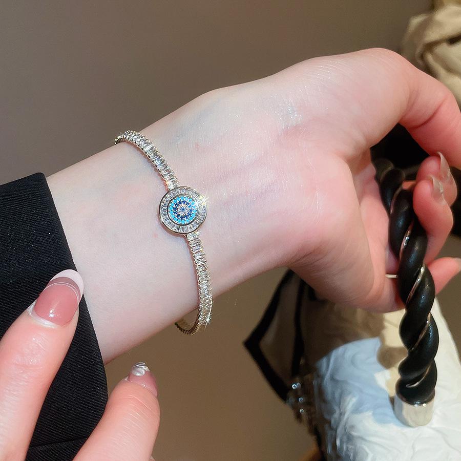 Elegant Geometric Zircon Mother-of-Pearl Flower Bracelet: Luxury Hand Jewelry for Women