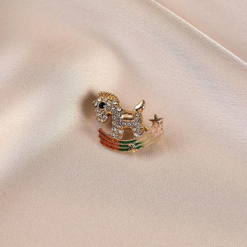 Regenbogen Kleines Holzpferd Blendschutzbrosche, High-End, Leichter Luxus, Vielseitig, Nischen-High-End-Brosche für Frauen