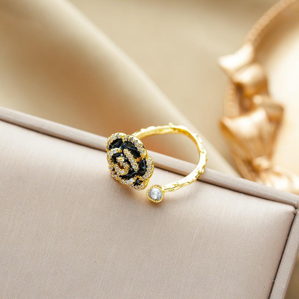 

Корейское ретро кольцо с камелией: Черный цветок с инкрустированными бриллиантами