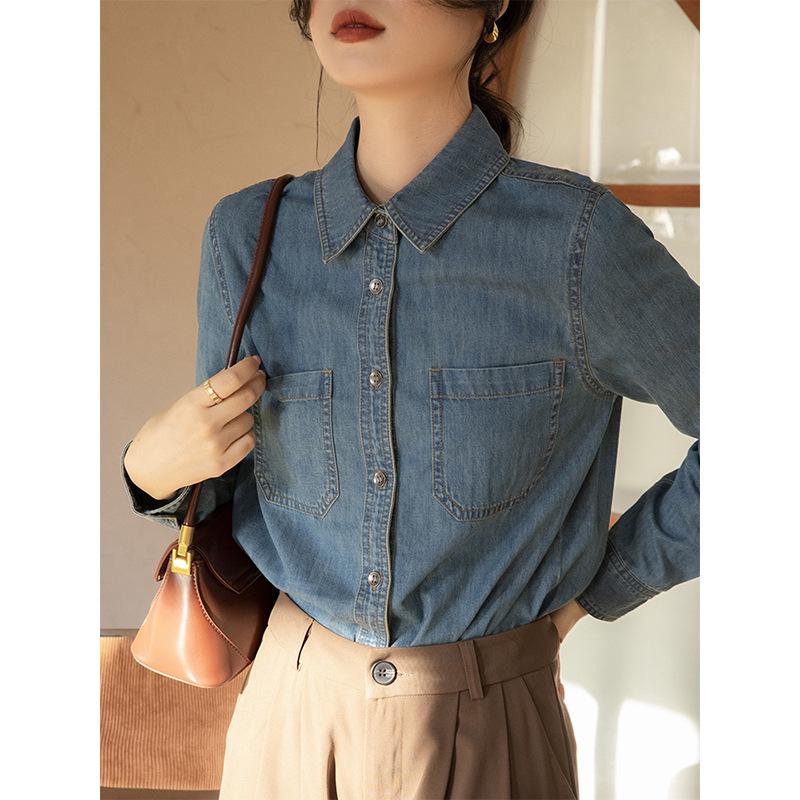 Damska koszula dżinsowa w stylu retro, niebieska, z prostymi ramionami – inspirowany stylem francuskim projekt na wiosnę i jesień 2023