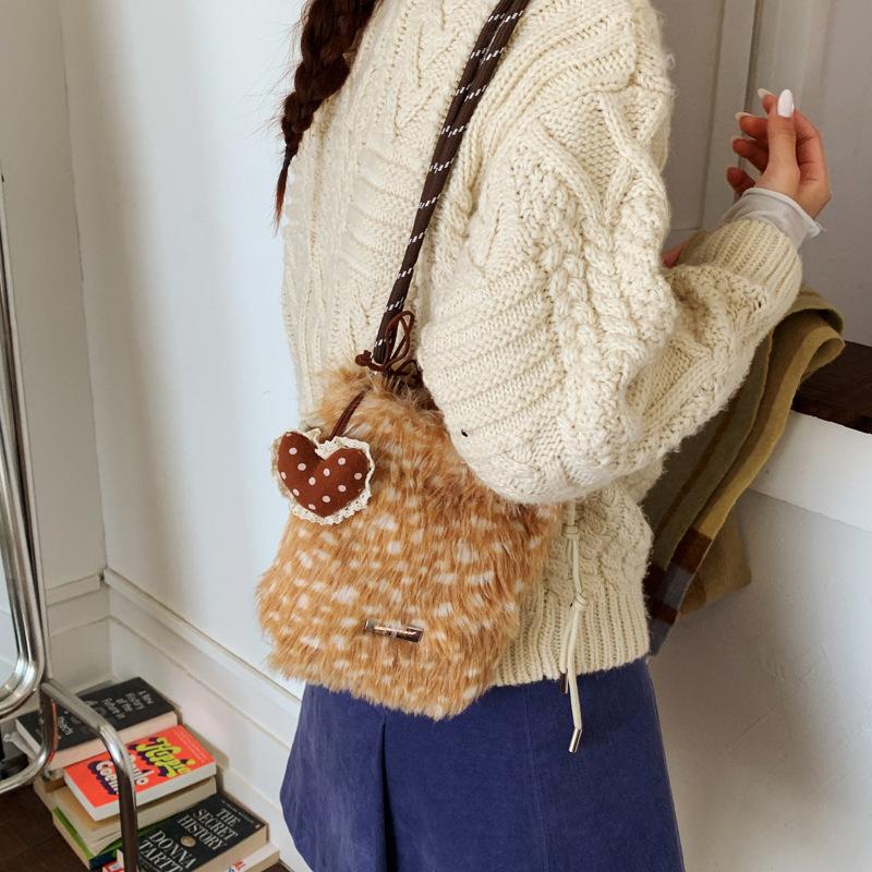 Autumn and winter niche sweet furry shoulder bag women's fashion versatile handbag portable commuter bag