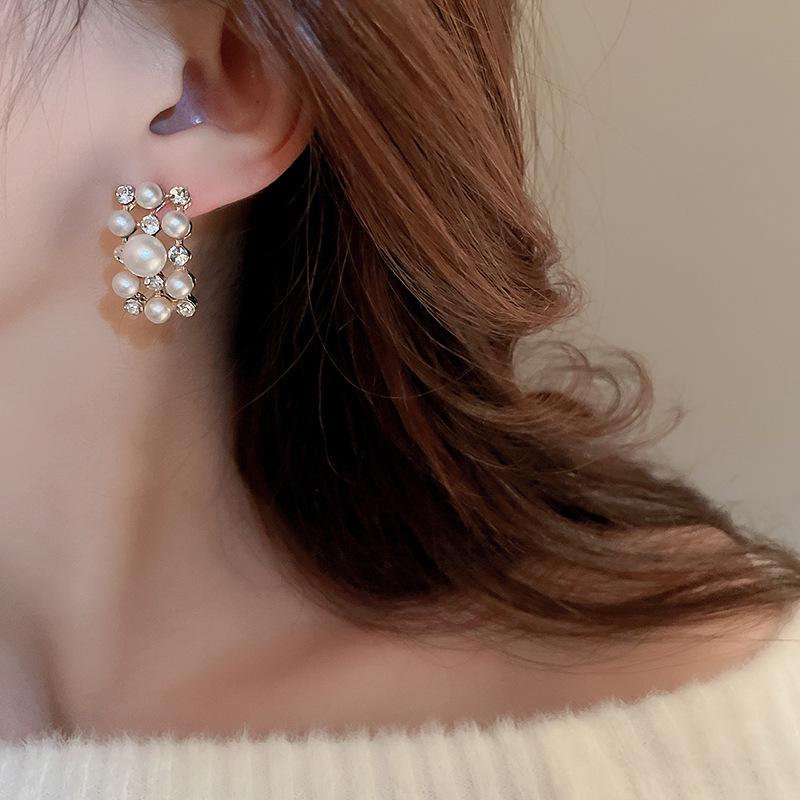 Retro Pearl & Diamond-Inlaid Necklace with Stud Earrings - Elegant Courtly Design for Women