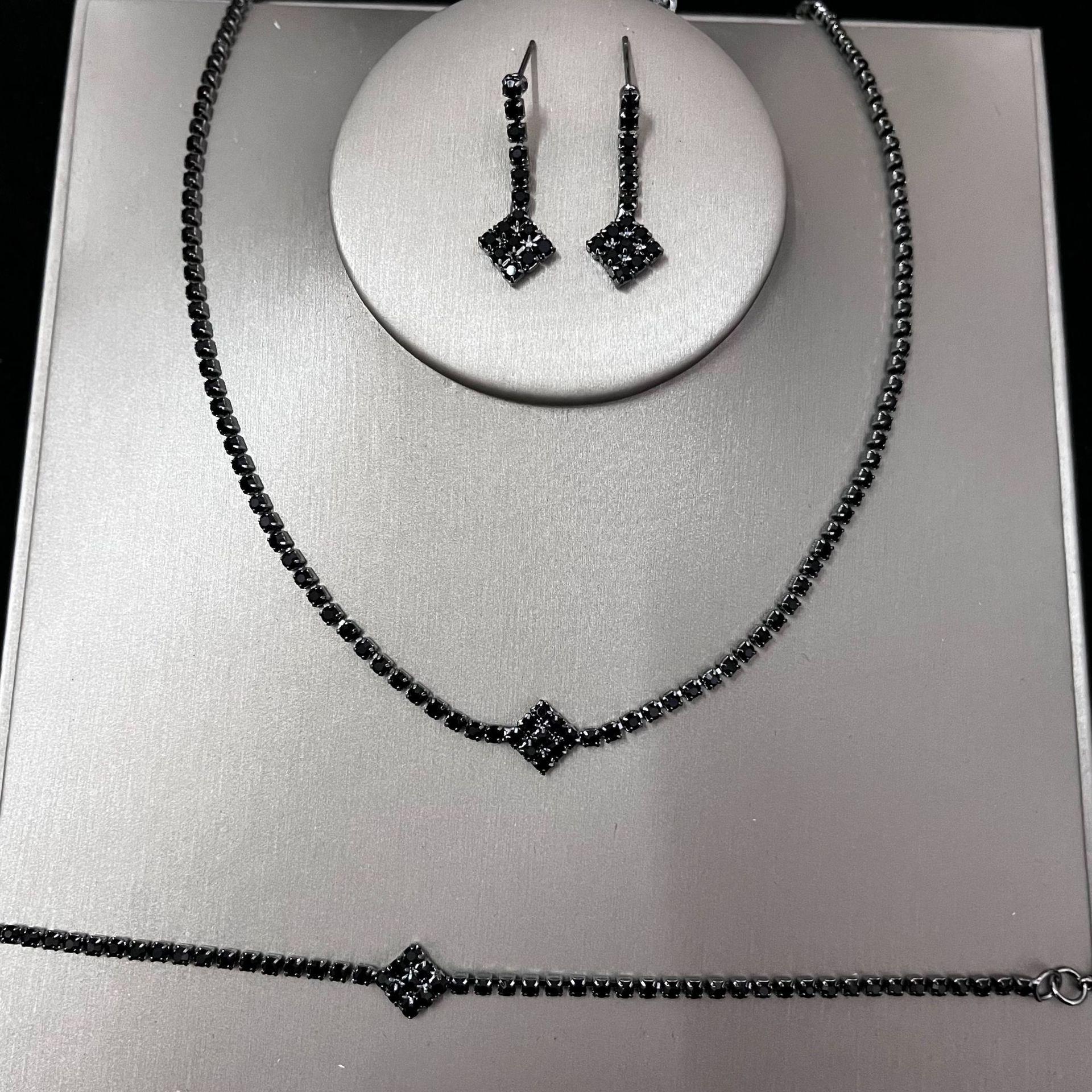 

Bridal Zircon Jewelry Set Earrings Bracelet Necklace Three-Piece Accessories чорний