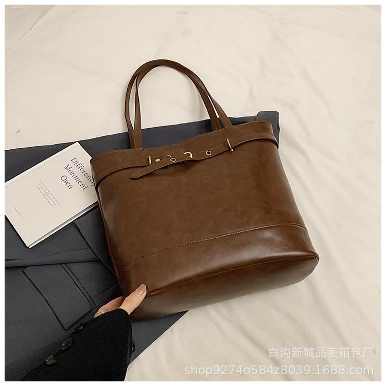 

Retro backpack bag women s 2025 new fashion niche commuter tote big bag versatile large capacity shoulder bag коричневый