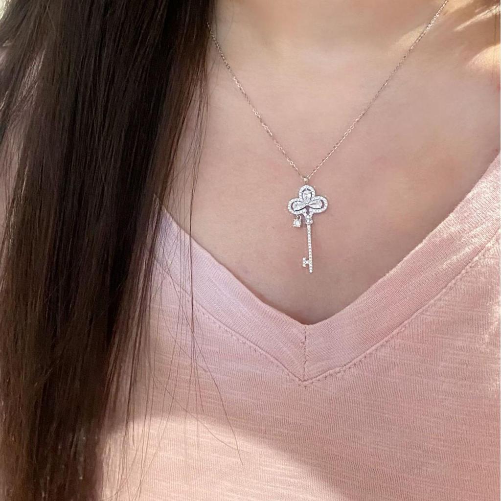 Collar con Colgante de Llave de Corona de Plata de Ley S925 de Alta Gama con Diamante - Cadena Clavicular de Lujo Ligero para Primavera/Verano.