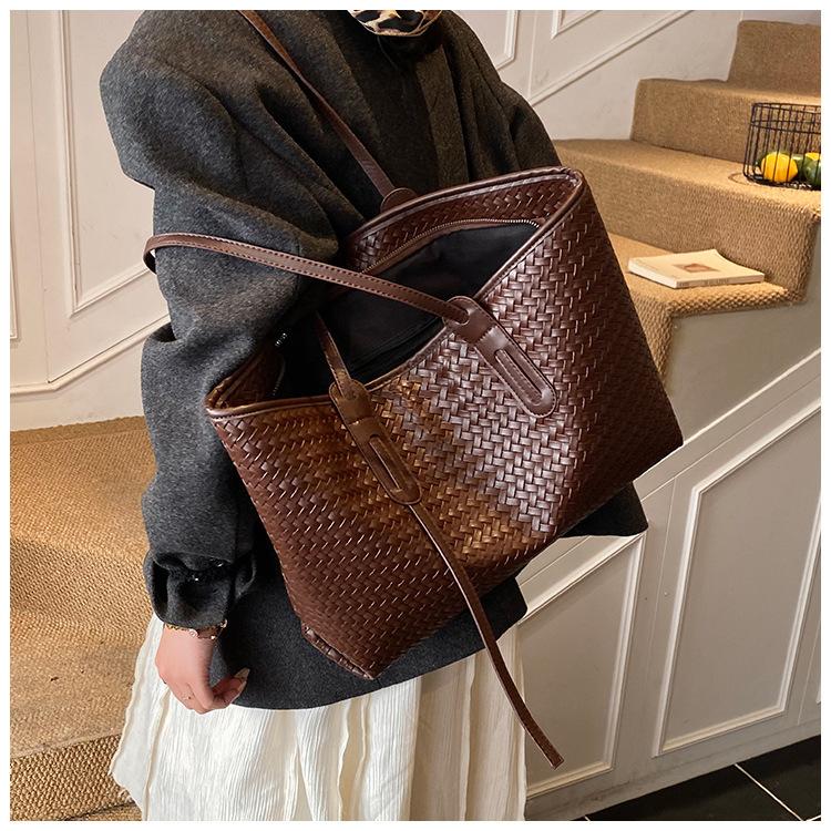 

Women s Large-capacity Tote Bag, 2026 New Autumn And Winter Versatile Shoulder Bag, Simple Commuter темно-коричневого кольору