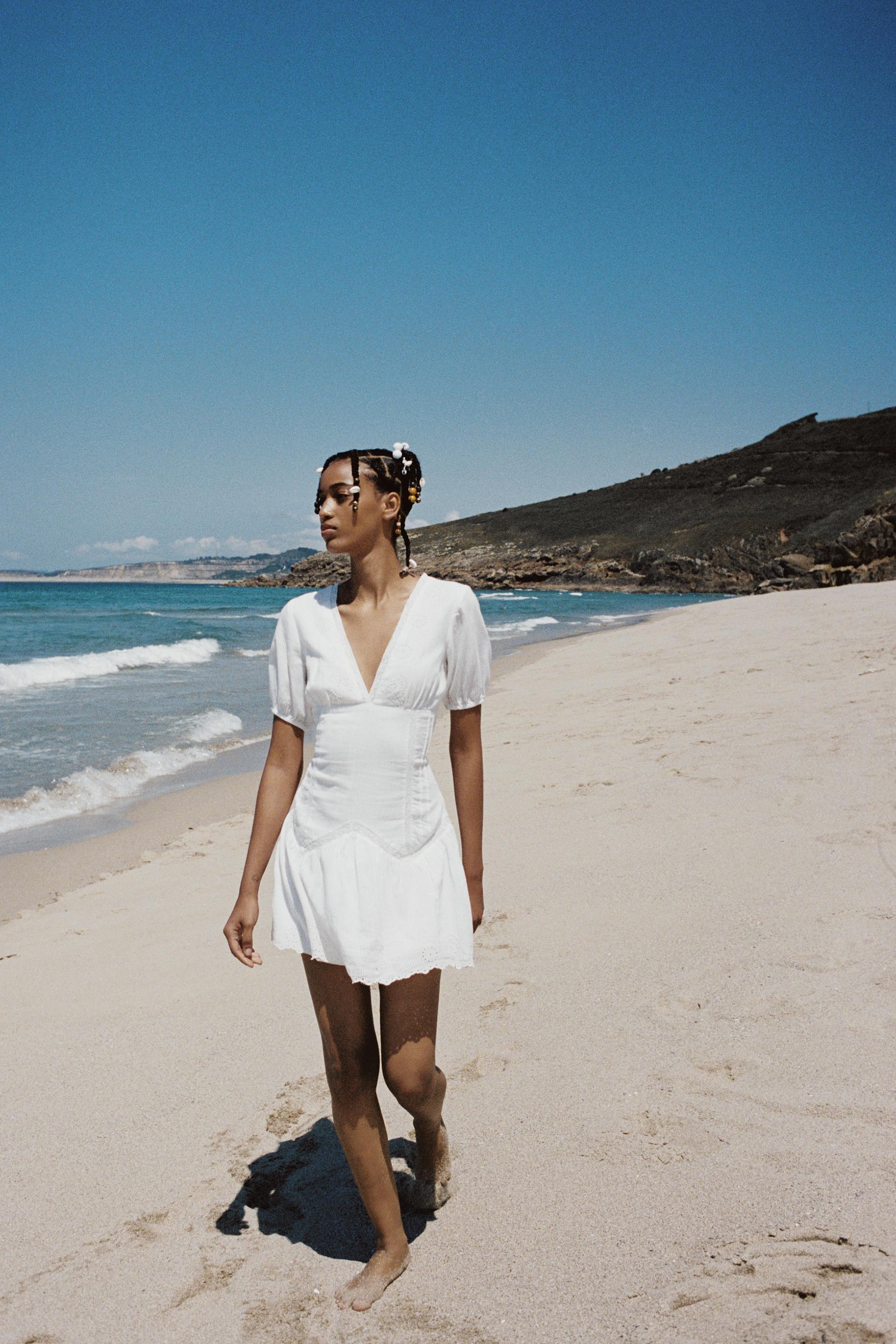 

КОРОТКОЕ ПЛАТЬЕ С ВЫШИВКОЙ