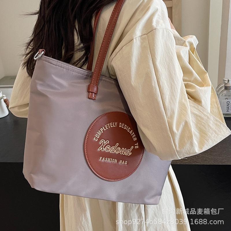 Stylish large-capacity messenger bag ins wind lightweight Oxford Buttot bag 2025 new casual commuter shoulder bag