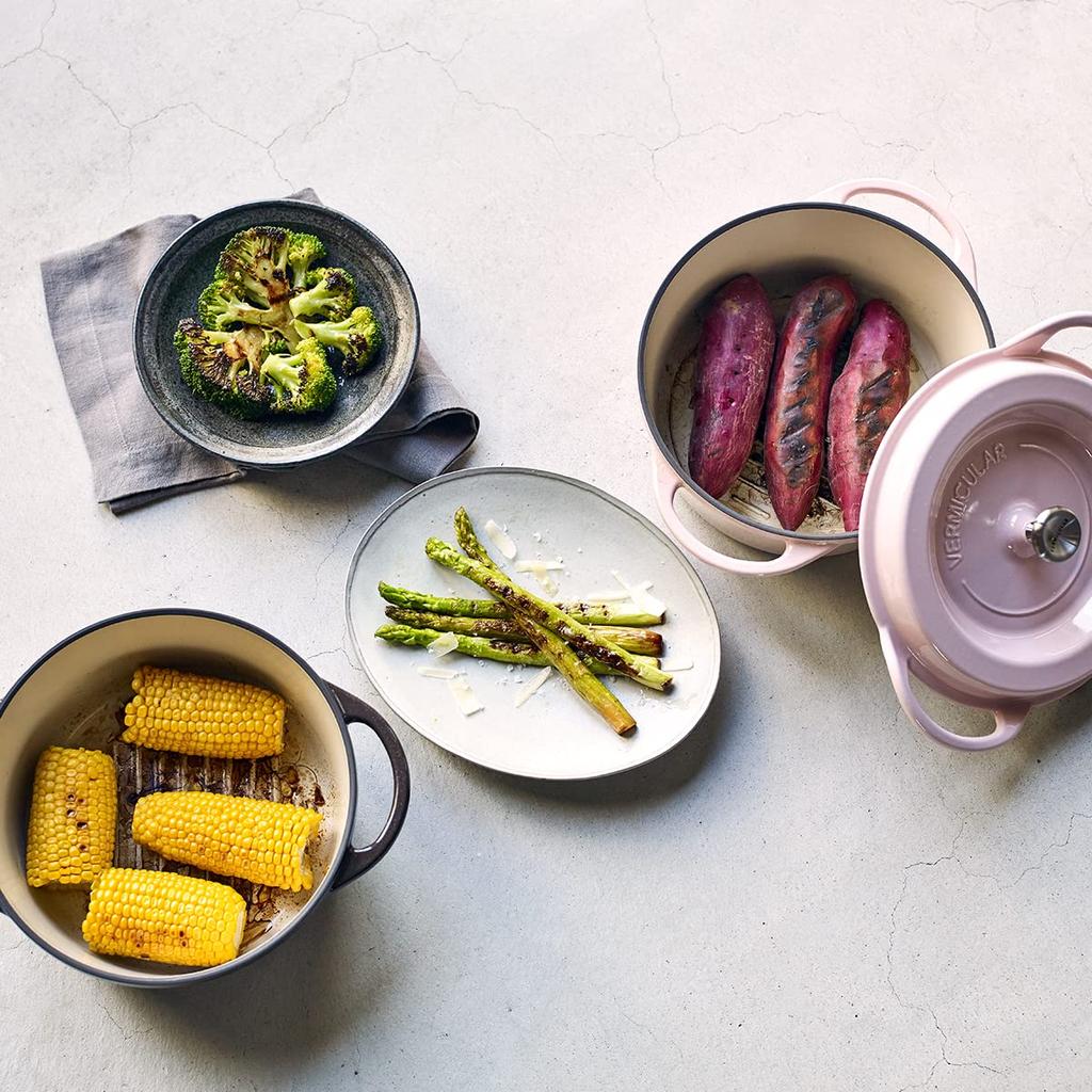 Vermicular Emaille-Topf, 22 cm, Perlbraun, wasserfreies Kochen, spezielles Rezeptbuch inklusive, Ofentopf, rund, BRN22R