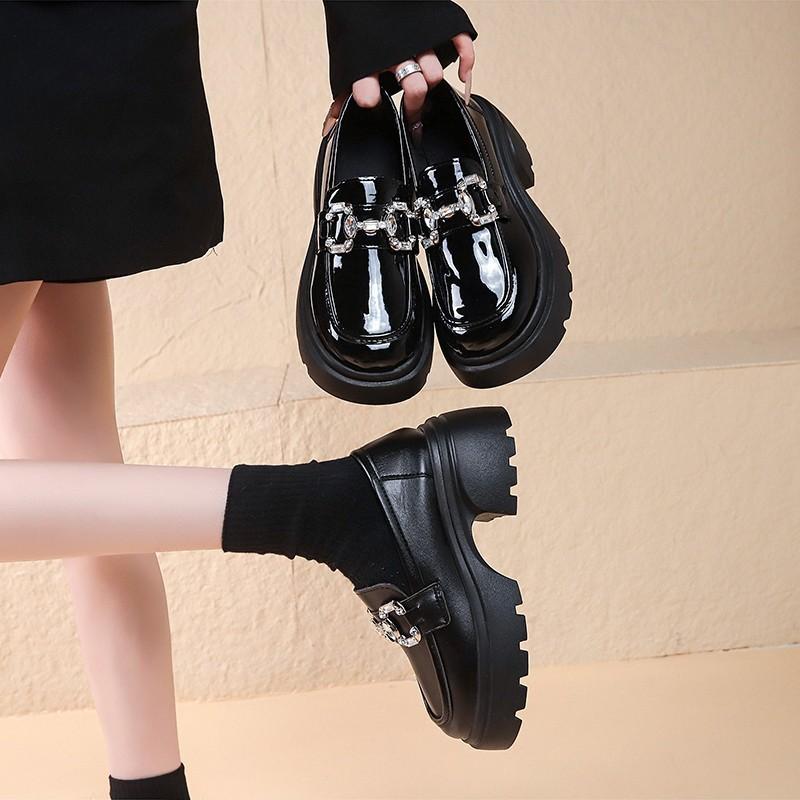 საგაზაფხულო შემოდგომა ახალი რომაული ლოფერები ქალებისთვის მოდური სქელი ძირები, მოცურების საწინააღმდეგო Rhinestones შავი ტყავის პლატფორმა ძვირადღირებული ფეხსაცმელი ქალბატონებისთვის