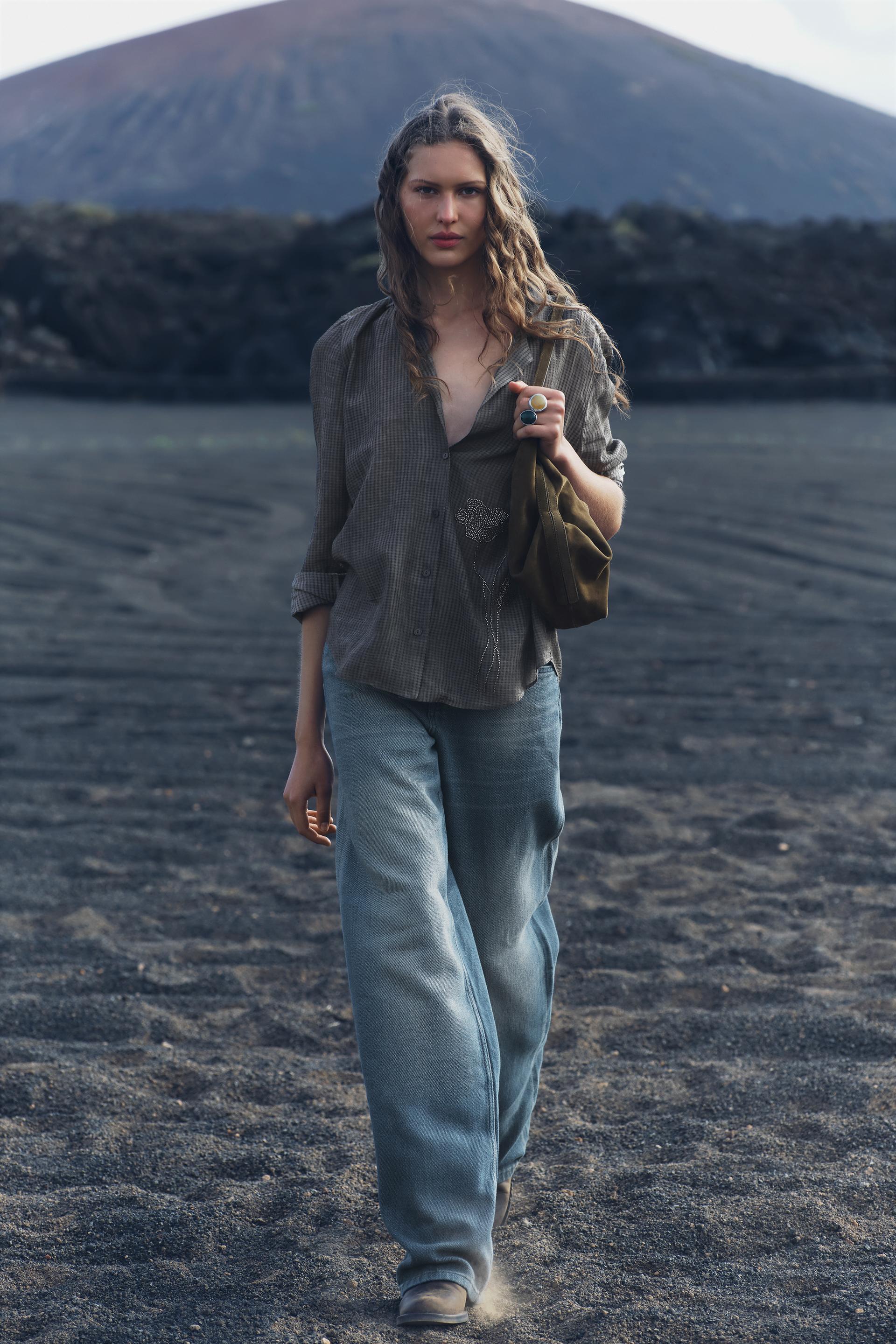 

РУБАШКА С ДЕТАЛЯМИ ВЯЗАНИЯ КРЮЧКОМ