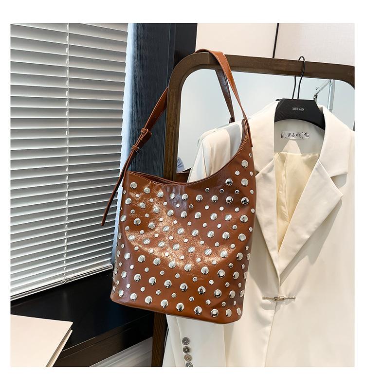 Bag women's large-capacity retro personality trendy cool polka dot rivet women's shoulder messenger bag