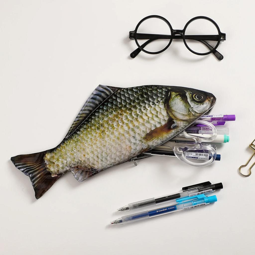 1 Stück Kreative und Skurrile Geschenk Simulierte Fisch Stifttasche Simulierte Karausche Schreibwarentasche