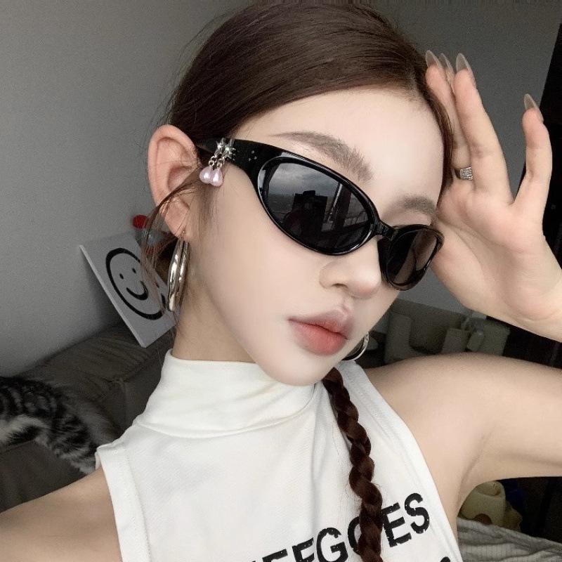 Jennie-Style GM Cat-Eye Sunglasses with Interchangeable Accessories – Retro, High-End, UV-Protected Summer Shades