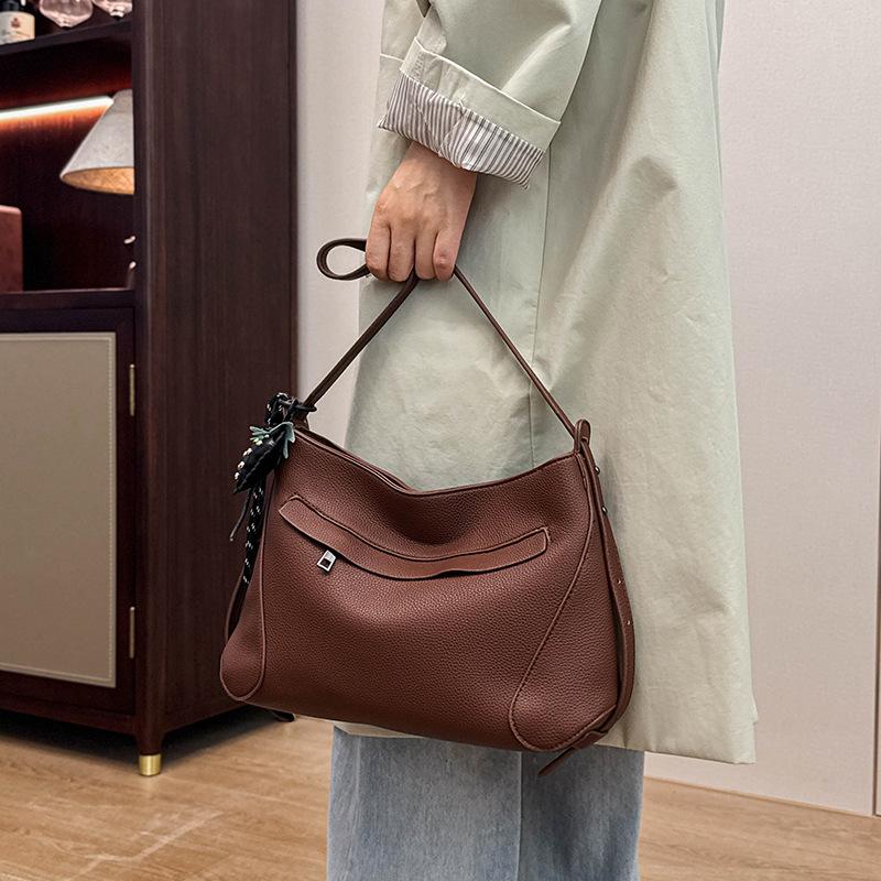 New Stylish and Simple Underarm Bag Large Capacity Solid Color Foreign Style Shoulder Bag Tote Bag Commuter Women Messenger Bag
